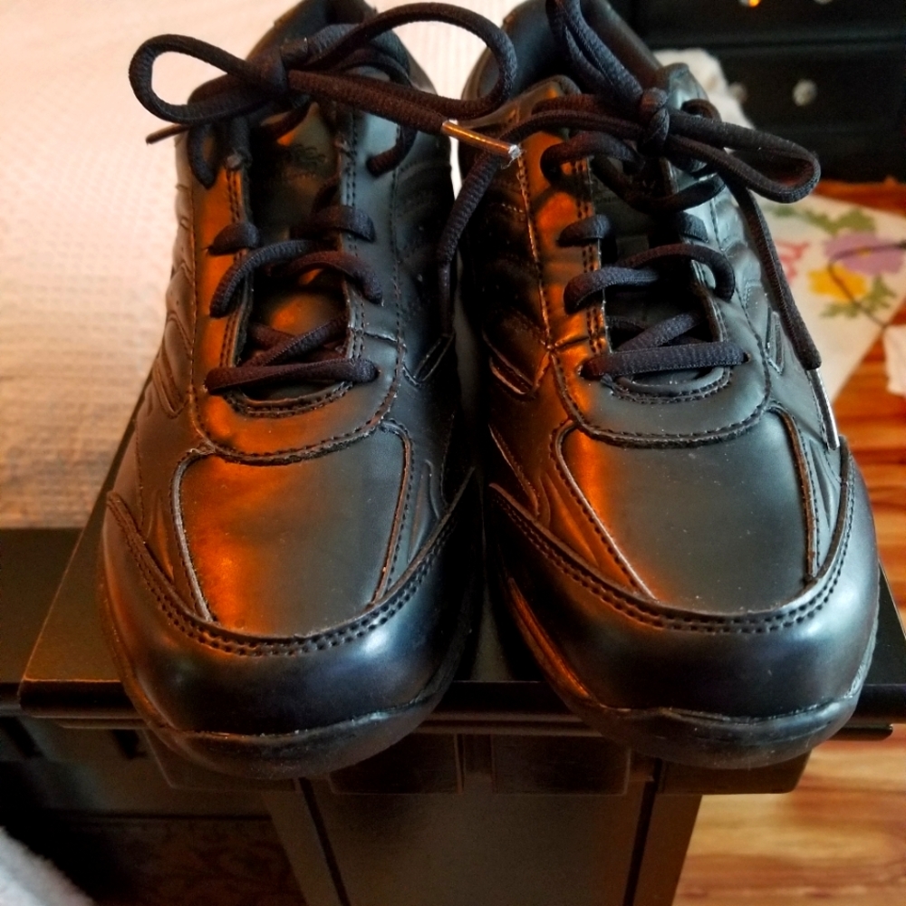 Like new women soft work sneaker or everyday walking shoes.